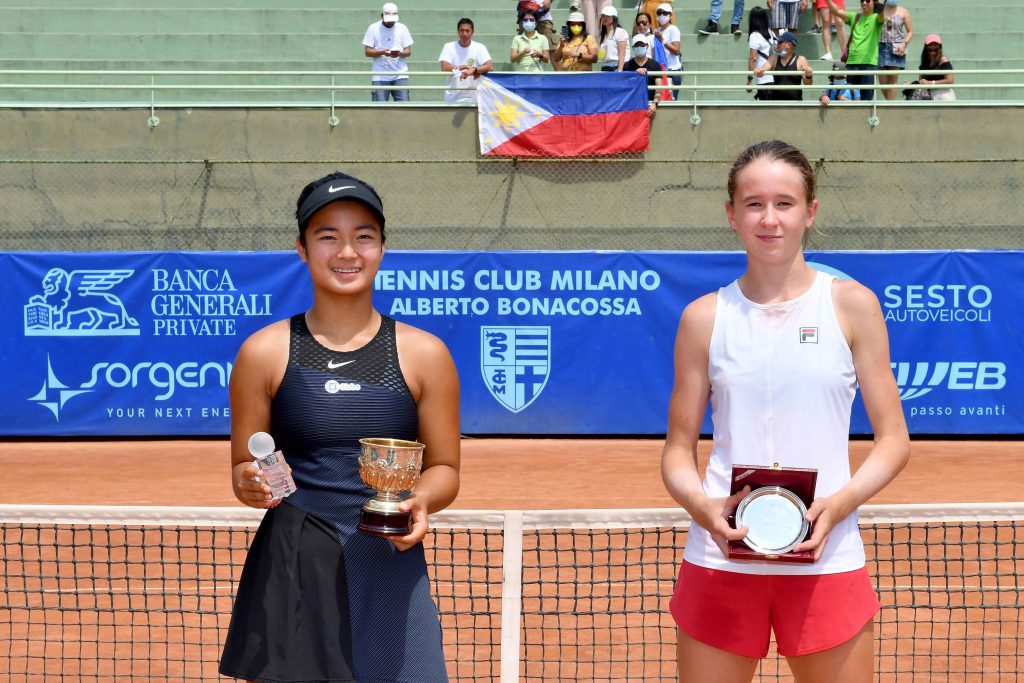 La premiazione del torneo femminile con Alexandra Eala (a sinistra) e la finalista ceca Nikola Bartunkova; sullo sfondo i tifosi filippini con tanto di bandiera sul Campo Centrale del Tc Milano A. Bonacossa (foto Francesco Panunzio)