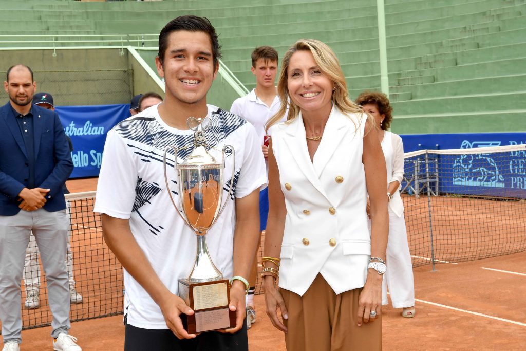 Il vincitore del torneo maschile 2021, il peruviano Gonzalo Bueno, con il Trofeo Bonfiglio e la presidente del Tc Milano A. Bonacossa Elena Buffa di Perrero (foto Francesco Panunzio)