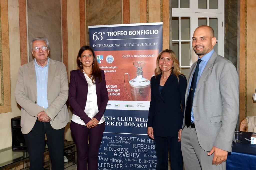 Presentata la 63esima edizione del Trofeo Bonfiglio, in programma sui campi del Tennis Club Milano Alberto Bonacossa da sabato 20 a domenica 28 maggio. Da sinistra, il presidente del Comitato regionale lombardo FITP Enrico Cerutti, l'assessore allo sport, al turismo e alle politiche giovanili del Comune di Milano Martina Riva, la presidente del TCM Elena Buffa di Perrero e il presidente del CONI Lombardia Marco Riva (foto di Francesco Panunzio)